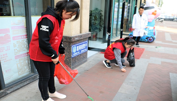 外围买球app十大平台团委志愿者参与“同心共筑中国梦，携手创建文明城”创城公益活动