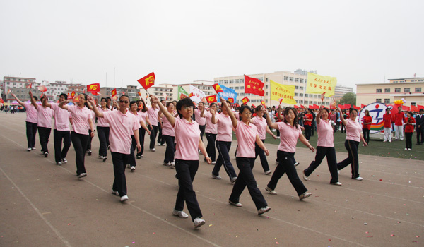 【校运会报道】外围买球app十大平台师生阔步走过主席台