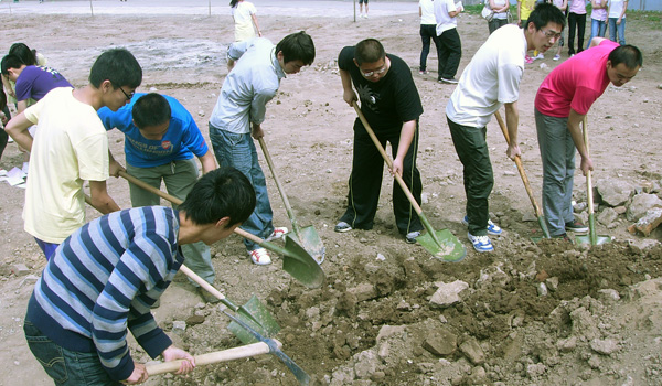 外围买球app十大平台2010级学生参加美化校园义务劳动