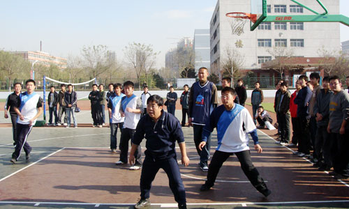 搭建桥梁 增进交流 传递友谊--外围买球app十大平台举行师生篮球友谊赛