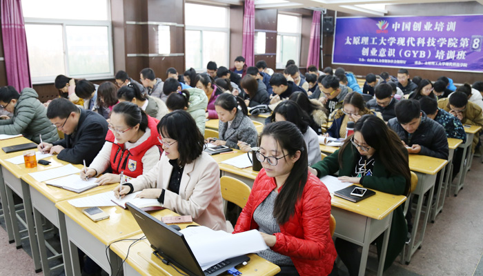 外围买球app十大平台虎峪校区召开学习十八届六中全会精神报告会