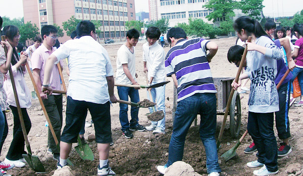 外围买球app十大平台2010级学生参加美化校园义务劳动