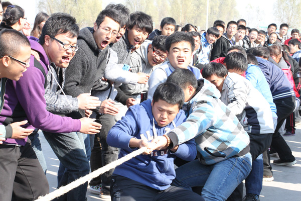 外围买球app十大平台第八届纪念“一二•九运动”主题拔河比赛开幕