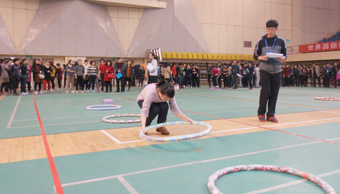 外围买球app十大平台在校庆祝“三·八”节趣味体育比赛上喜获佳绩