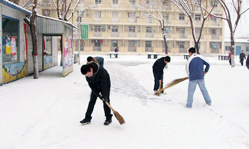 外围买球app十大平台各学生组织清扫道路积雪方便师生出行