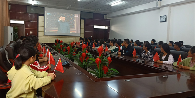 外围买球app十大平台组织师生集中观看庆祝中华人民共和国成立70周年大会实况