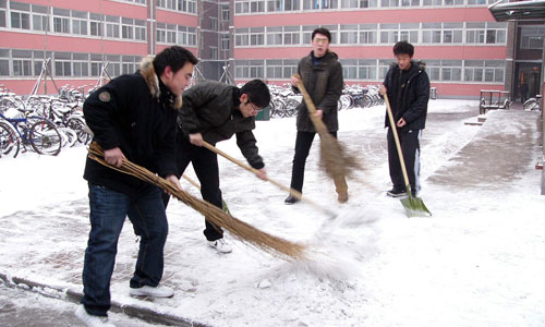 外围买球app十大平台各学生组织清扫道路积雪方便师生出行