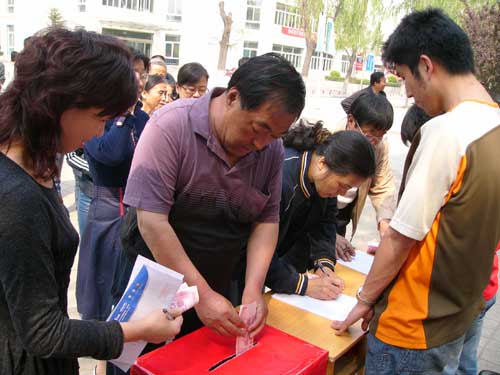 “众志成城，抗震救灾”外围买球app十大平台全体师生开展了心系灾区的捐款活动