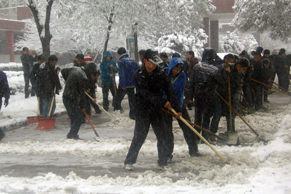 外围买球app十大平台学生积极开展义务劳动清扫积雪