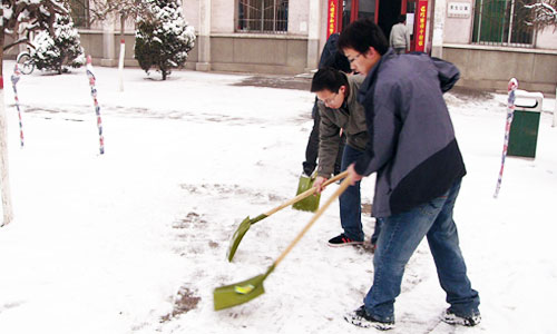 外围买球app十大平台各学生组织清扫道路积雪方便师生出行