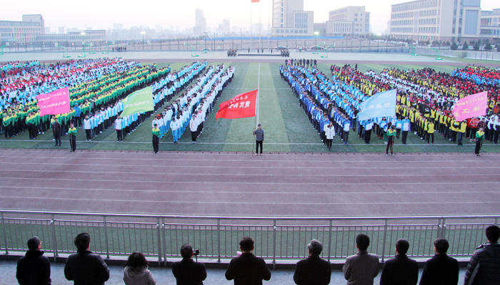 外围买球app十大平台在孝义校区举行新学期升国旗仪式