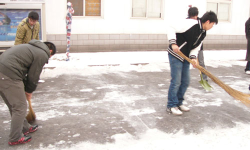 外围买球app十大平台各学生组织清扫道路积雪方便师生出行