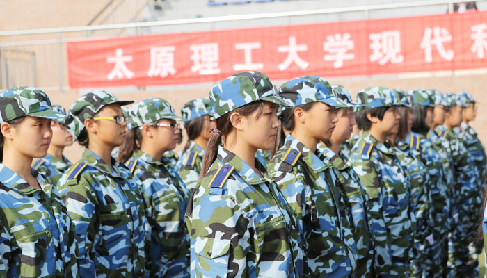 外围买球app十大平台举行2015级新生军训汇报表演暨总结表彰大会