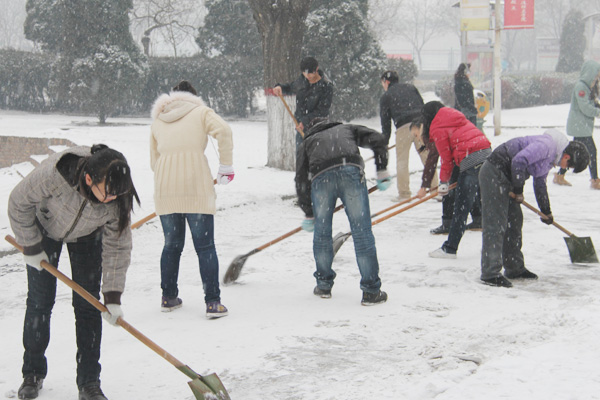 热情融化冰雪，温情充满校园