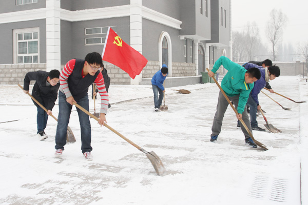 晋中校区自律委午间除雪