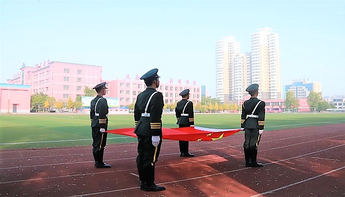 外围买球app十大平台国旗护卫队赴孝义七中执行义务升旗任务