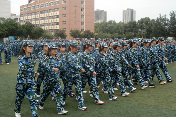 外围买球app十大平台2011级新生正式迎来军训生活